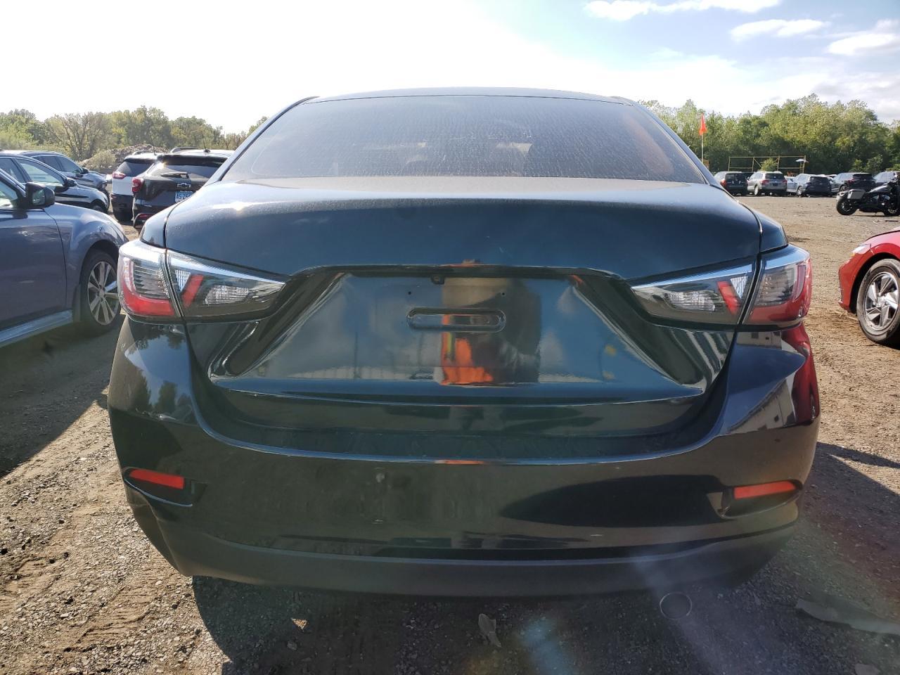 2017 Toyota Yaris Ia - Фото 6