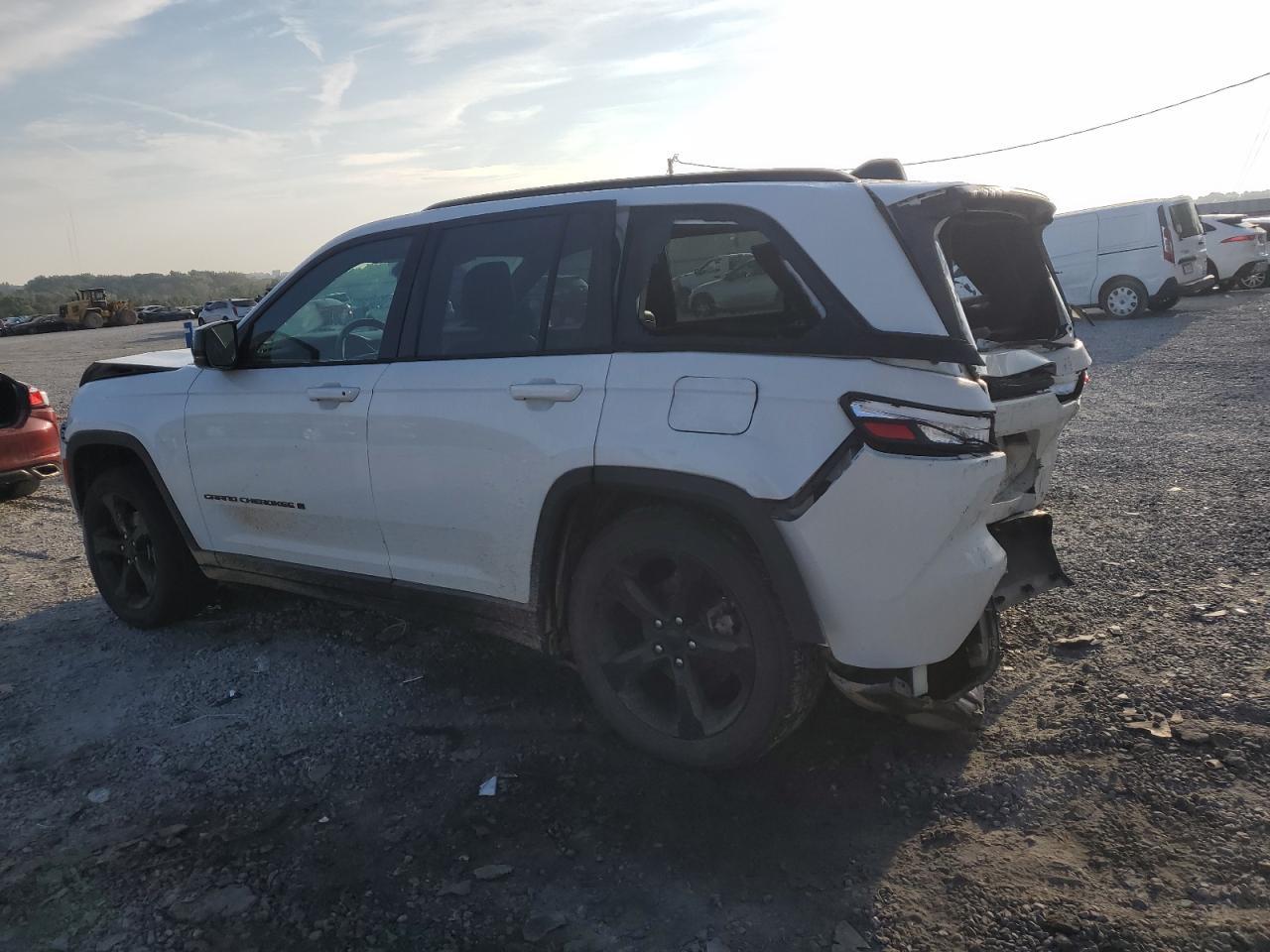 2022 Jeep Grand Cherokee Laredo - Image 2
