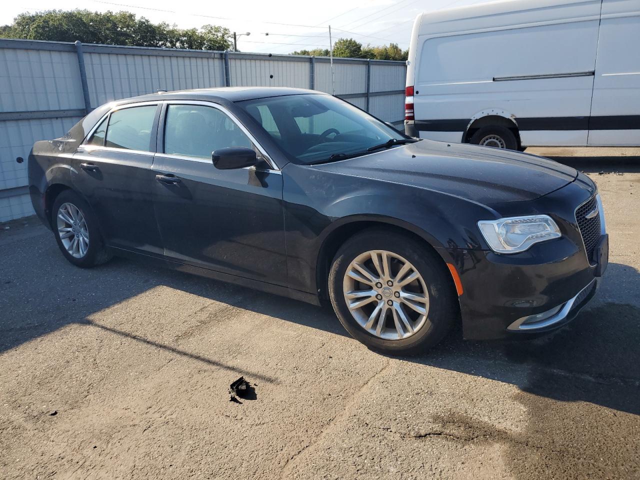 2016 Chrysler 300 Limited - Фото 4