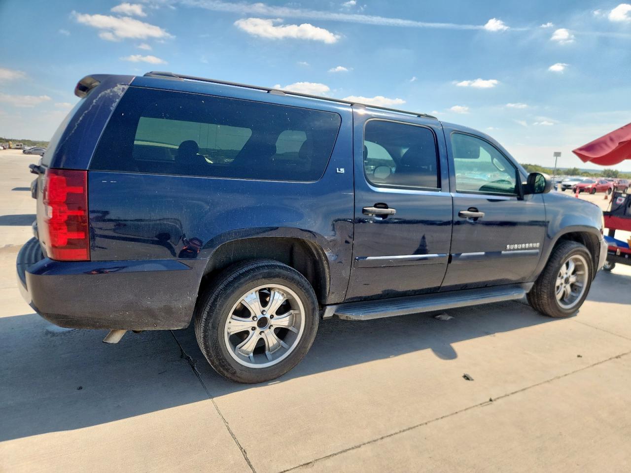 2007 Chevrolet Suburban C1500 - Image 3