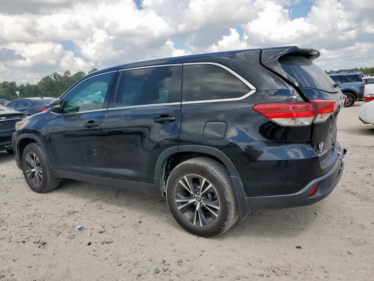 2019 Toyota Highlander Le - Фото 2