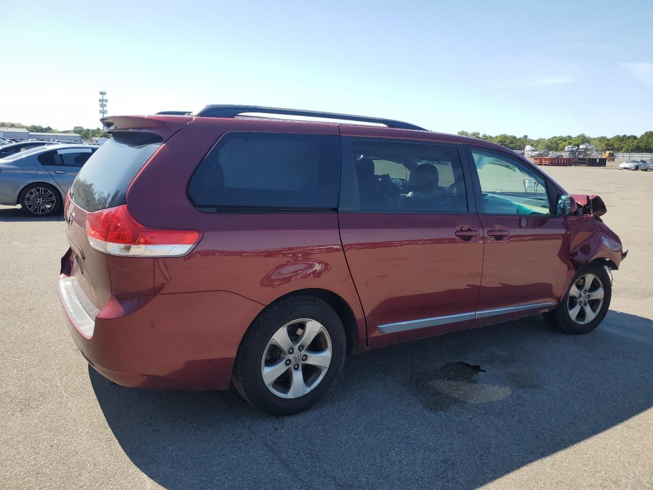 2014 Toyota Sienna Le - Фото 3