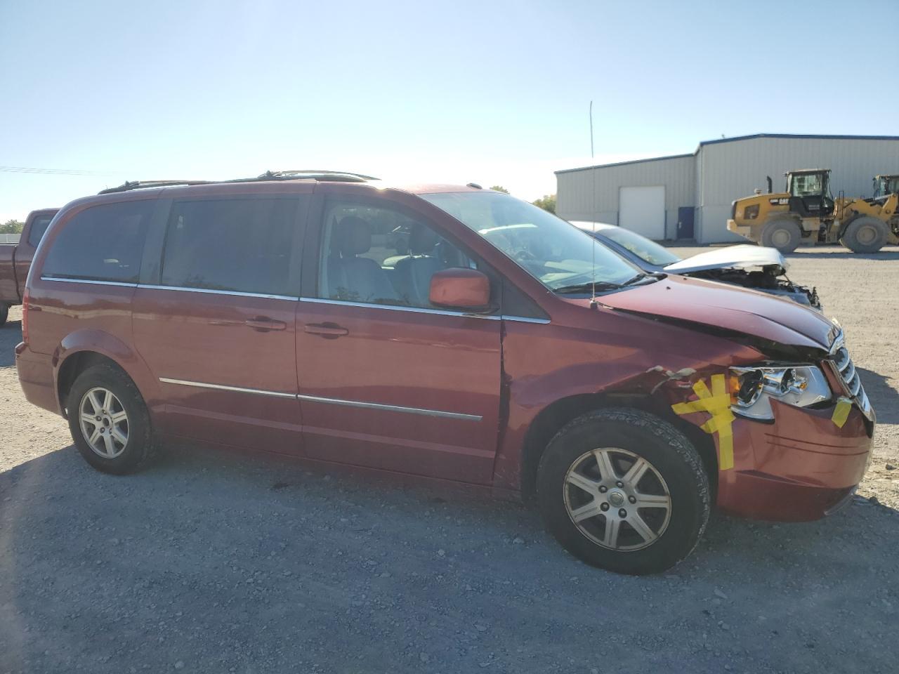 2010 Chrysler Town & Country Touring Plus - Фото 4