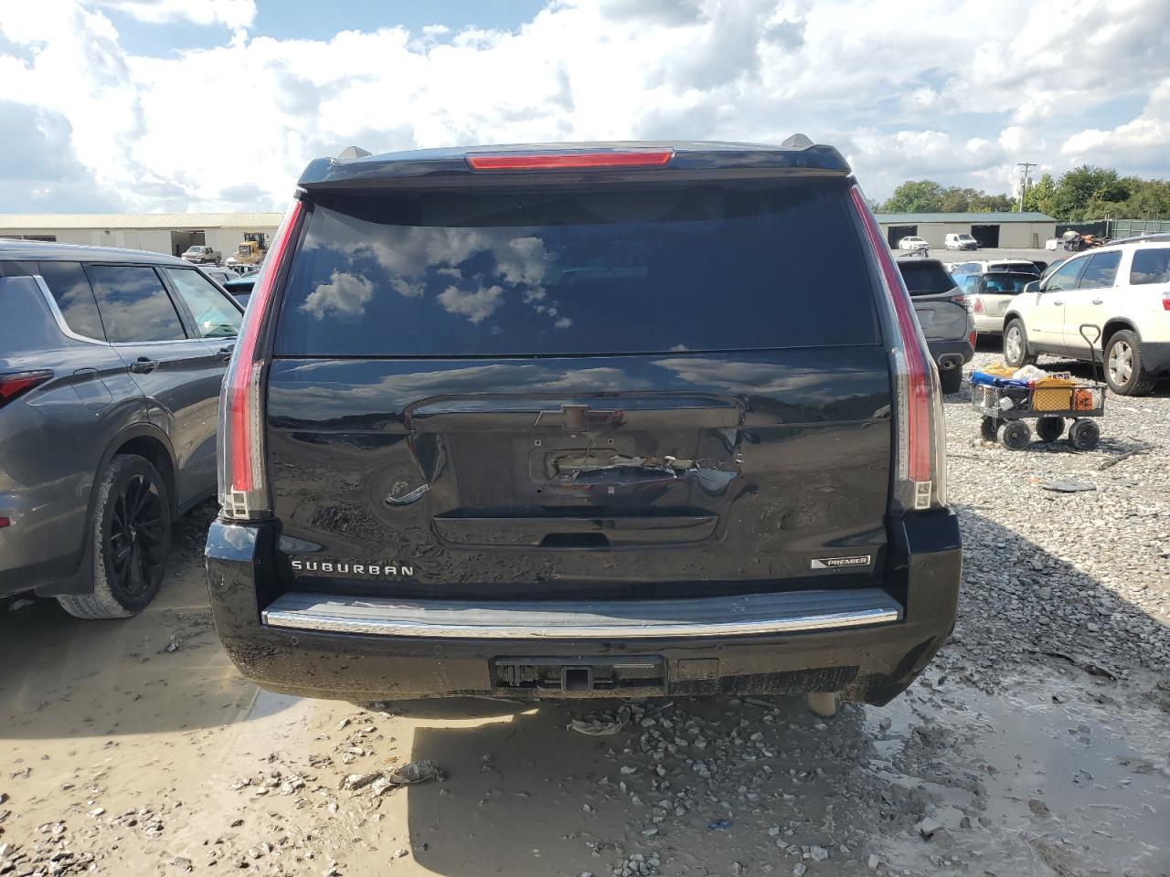 2017 Chevrolet Suburban C1500 Premier - Image 6