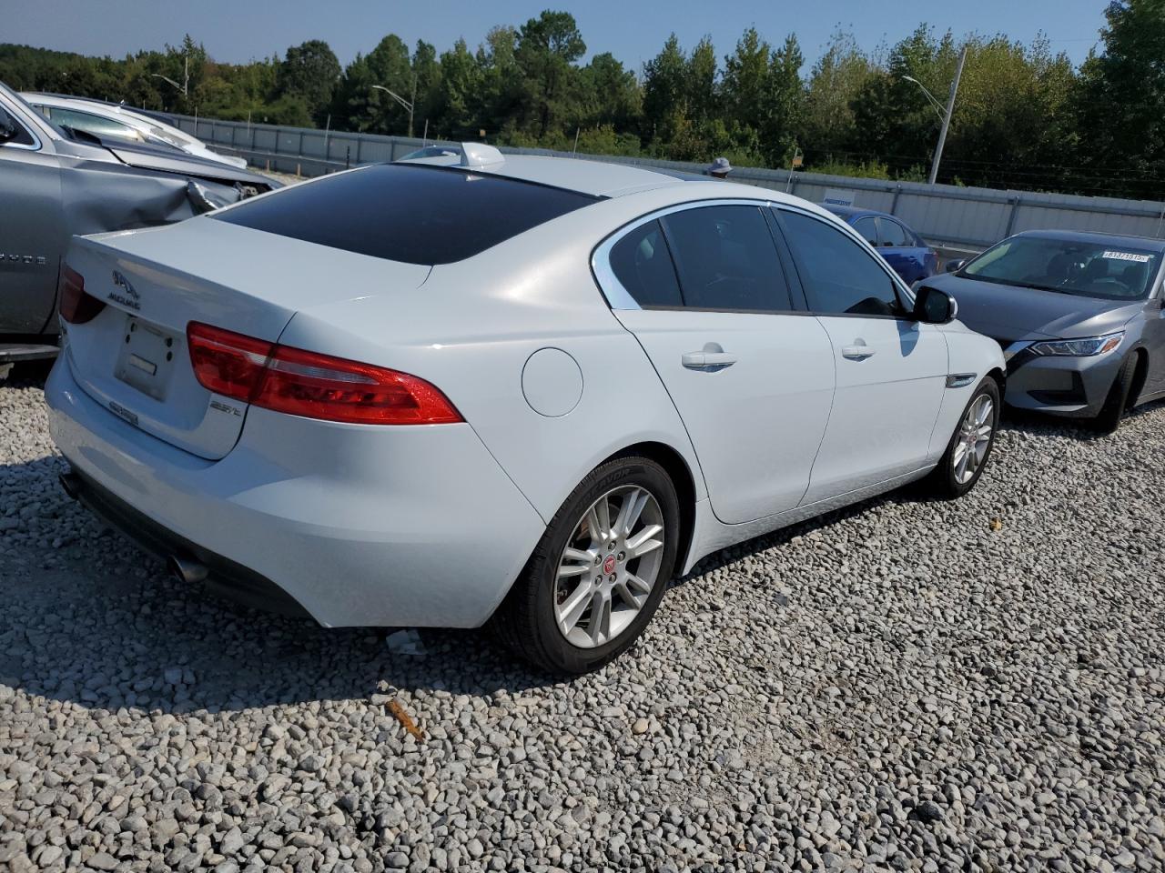 2017 Jaguar Xe Premium - Фото 3