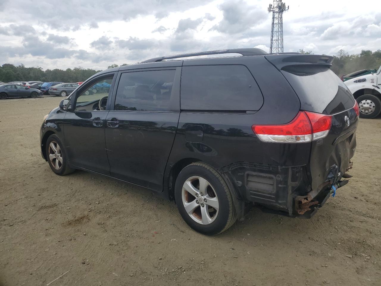 2011 Toyota Sienna Le - Image 2