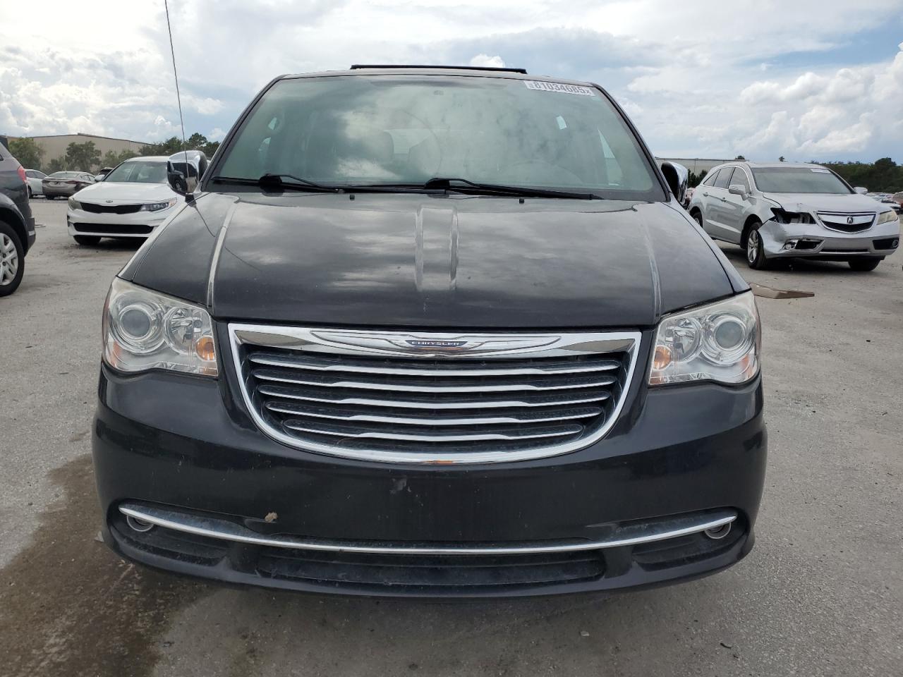 2014 Chrysler Town & Country Limited - Image 5