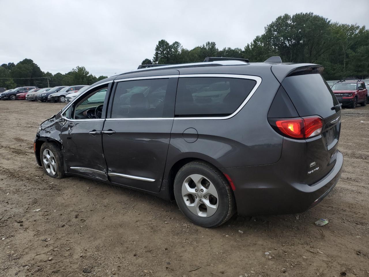 2017 Chrysler Pacifica Touring L Plus - Фото 2