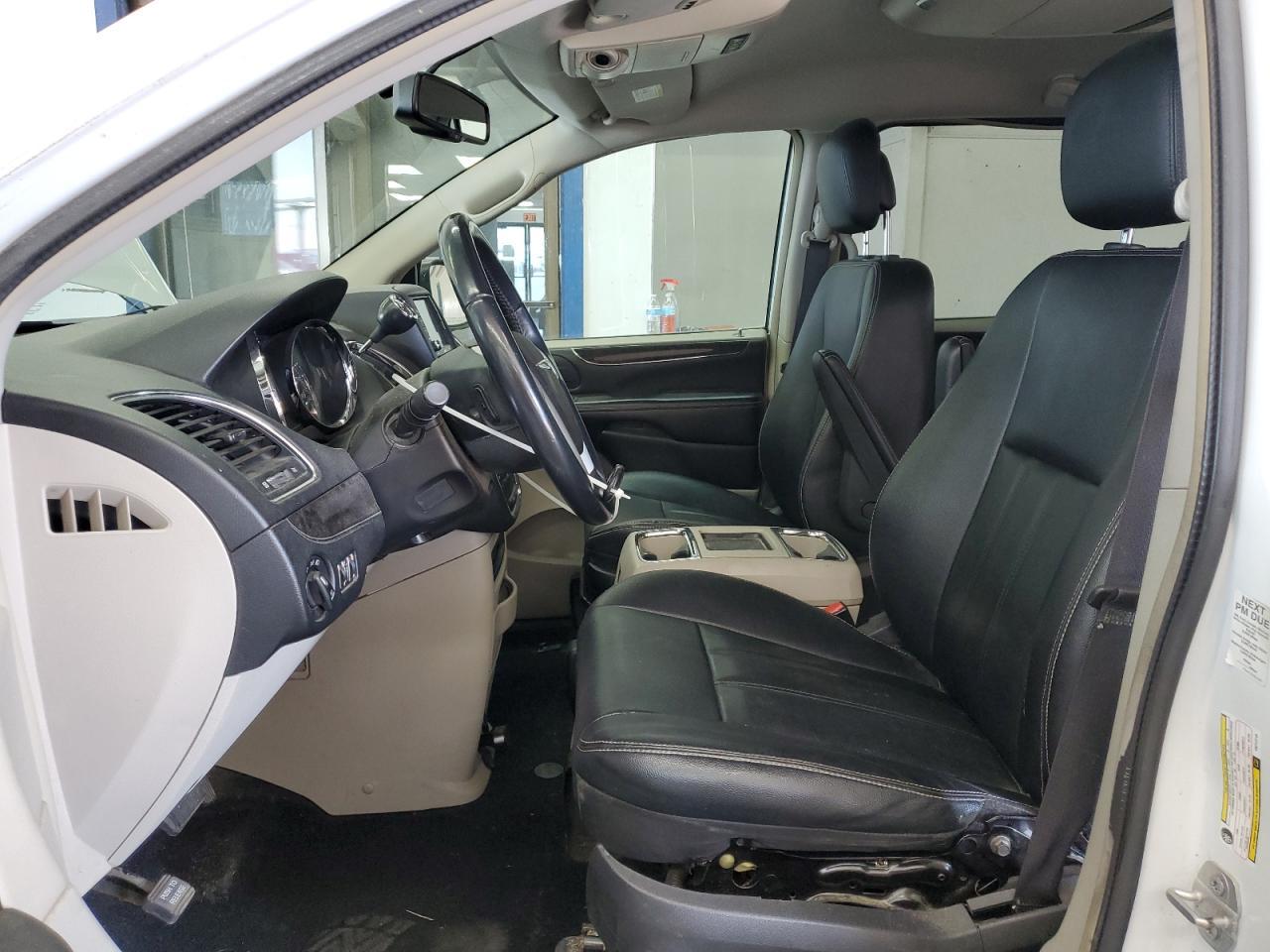 2015 Chrysler Town & Country Touring - Image 7