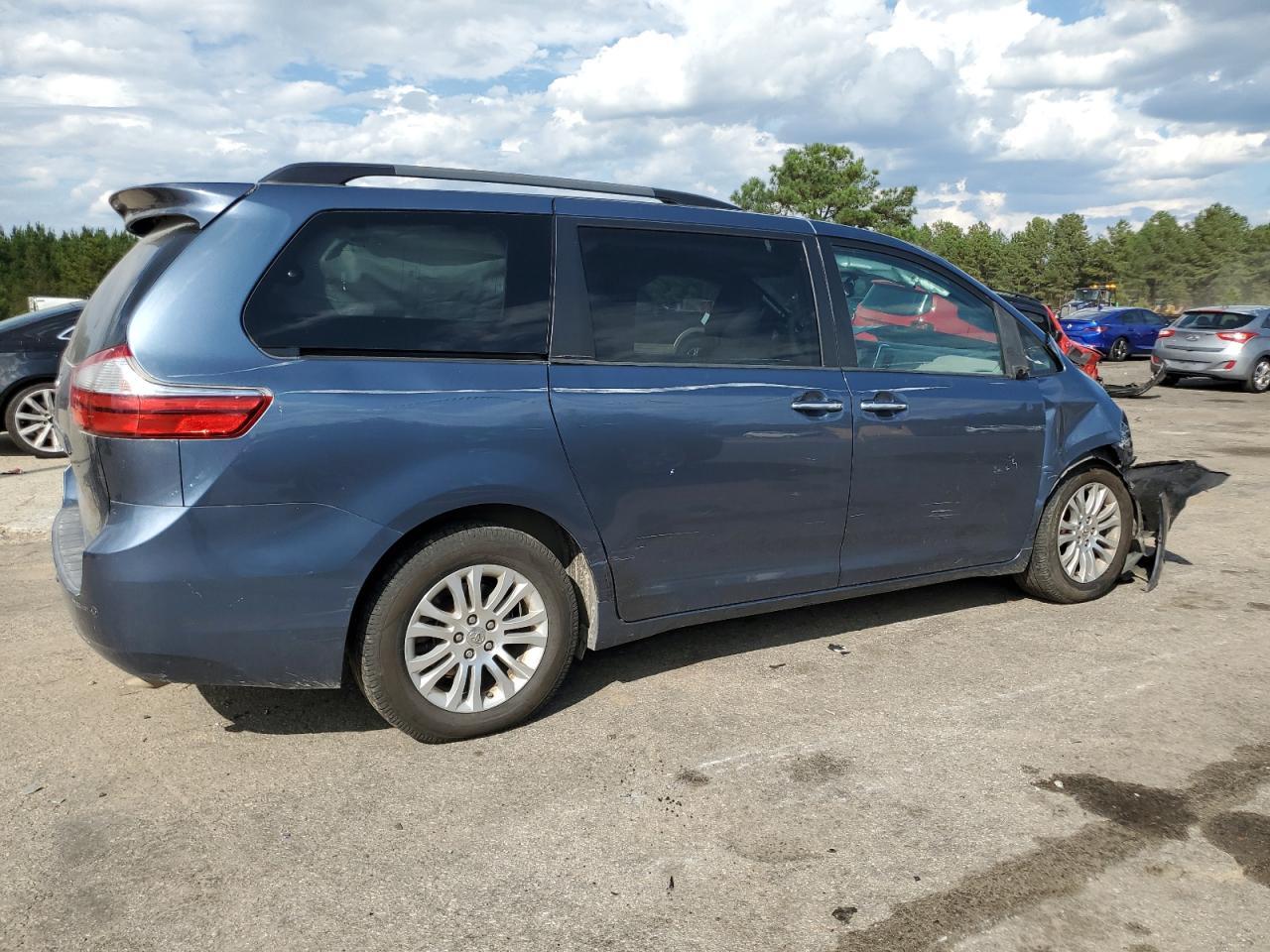 2015 Toyota Sienna Xle - Image 3