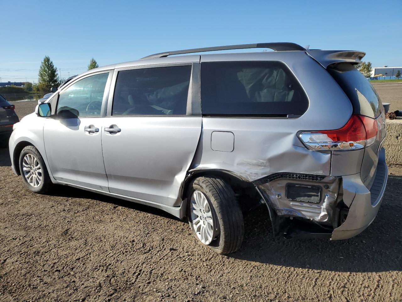2011 Toyota Sienna Xle - Image 2