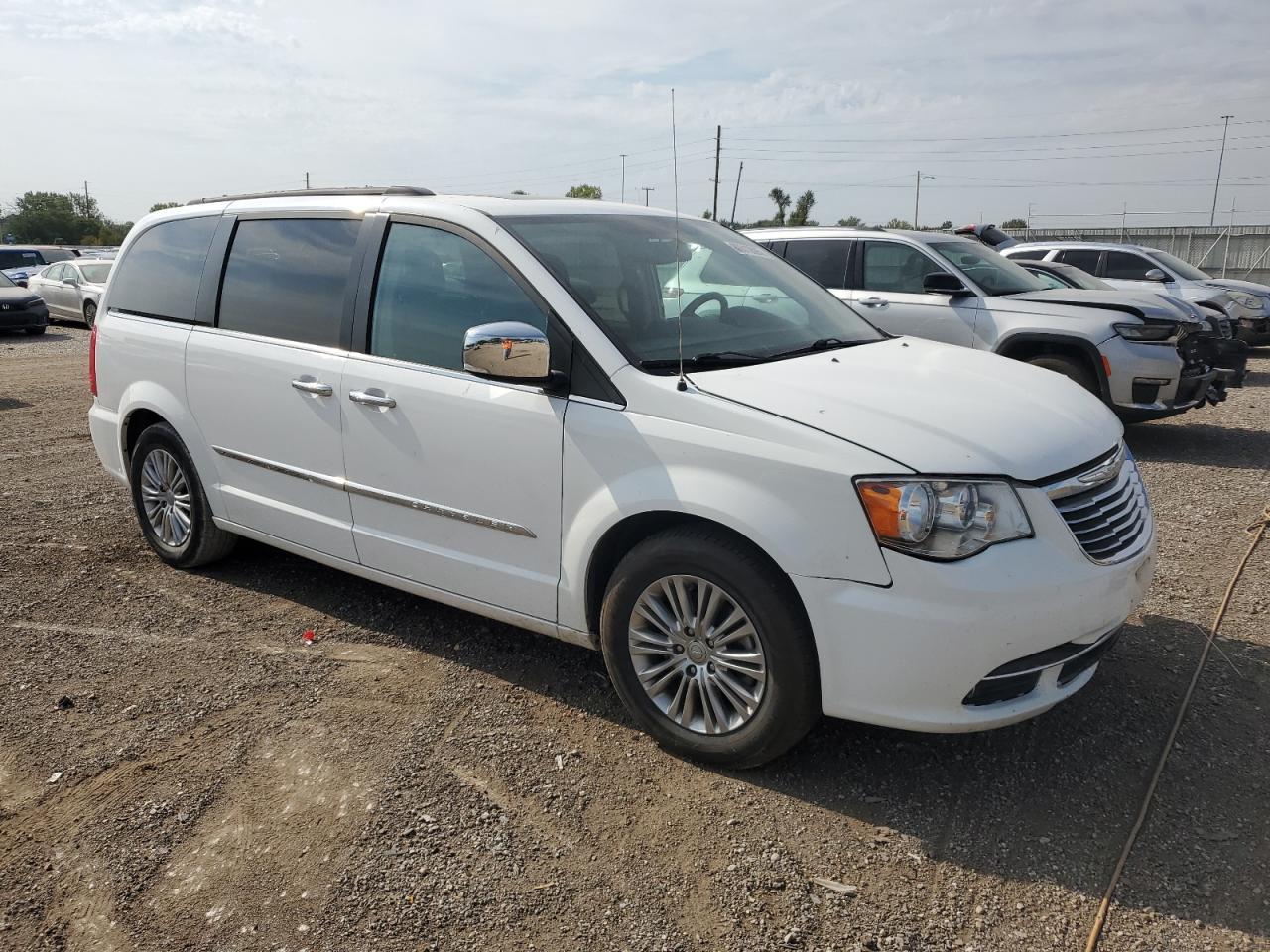 2016 Chrysler Town & Country Touring L - Фото 4