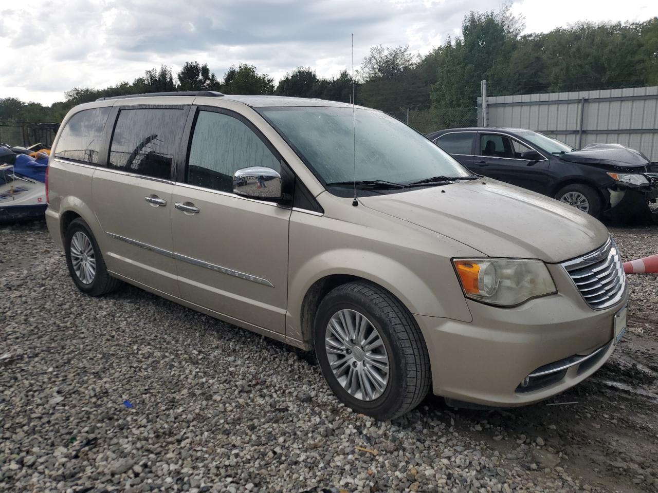 2014 Chrysler Town & Country Touring L - Фото 4