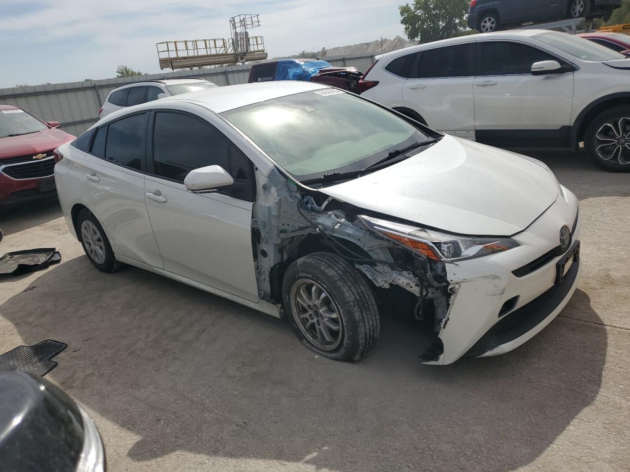 2020 Toyota Prius L - Image 4