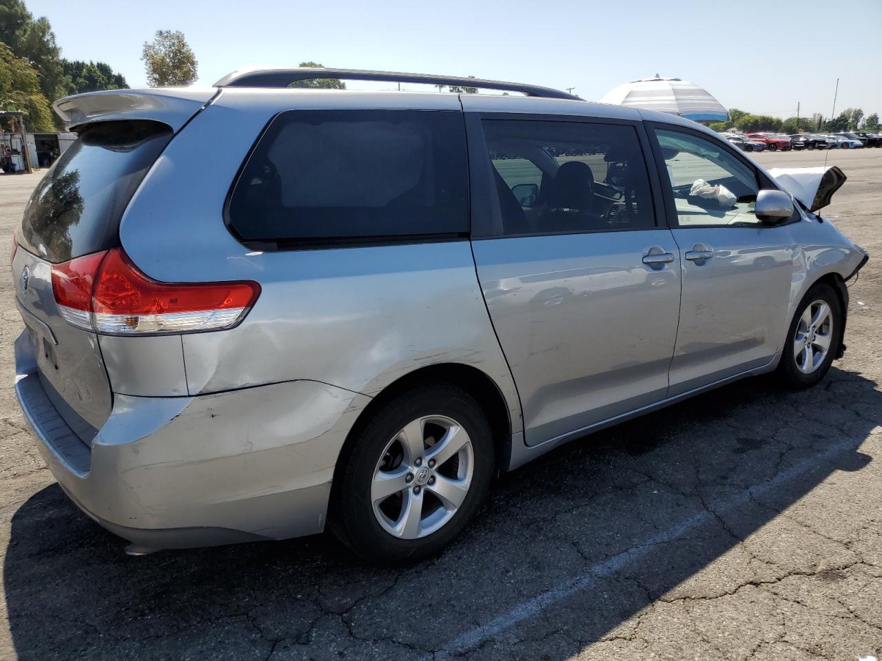 2014 Toyota Sienna Le - Image 3