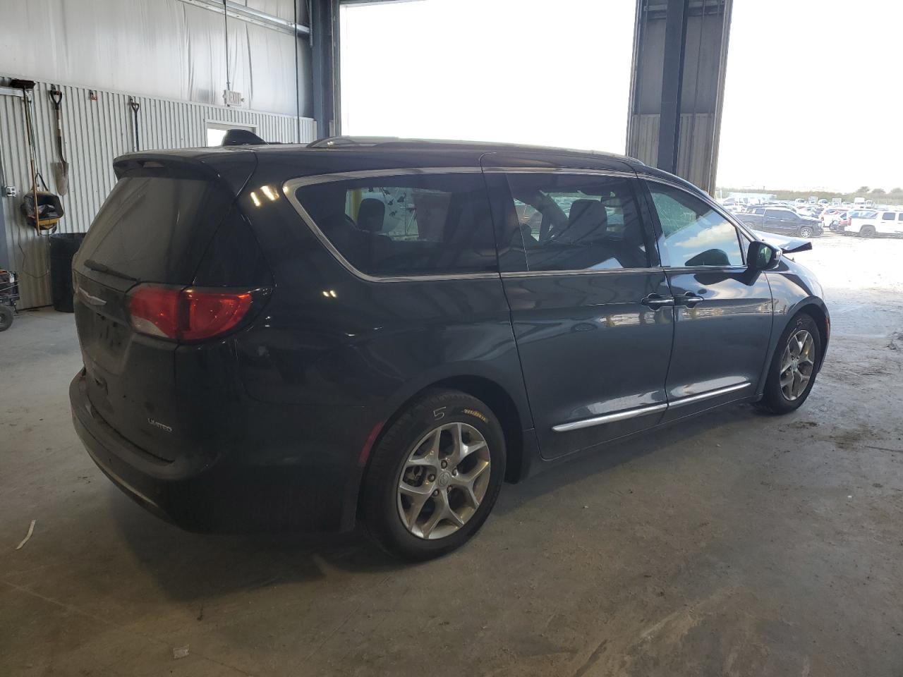 2018 Chrysler Pacifica Limited - Image 3