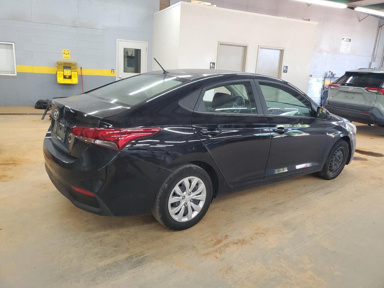 2022 Hyundai Accent Se - Фото 3