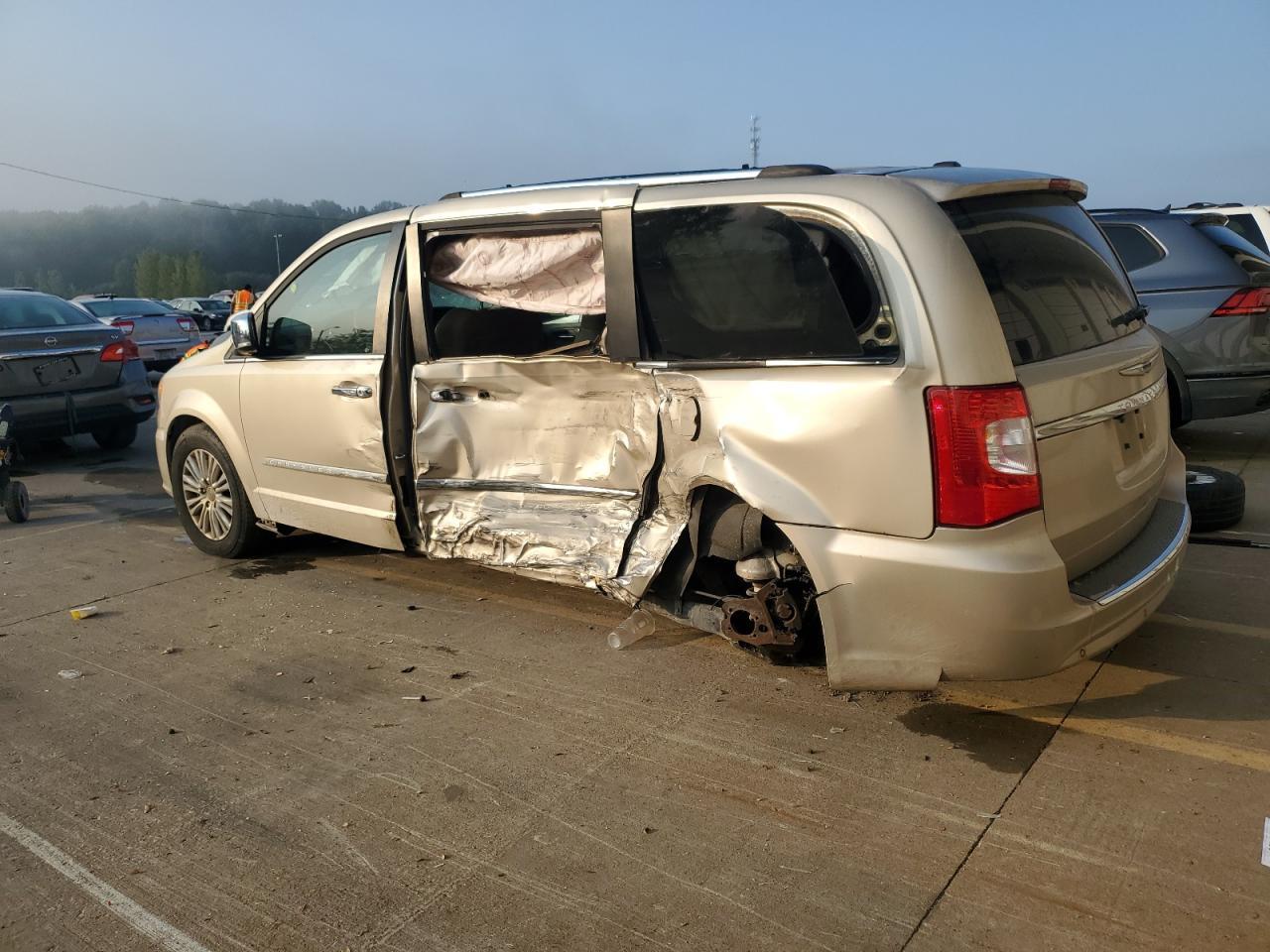 2015 Chrysler Town & Country Limited Platinum - Фото 2