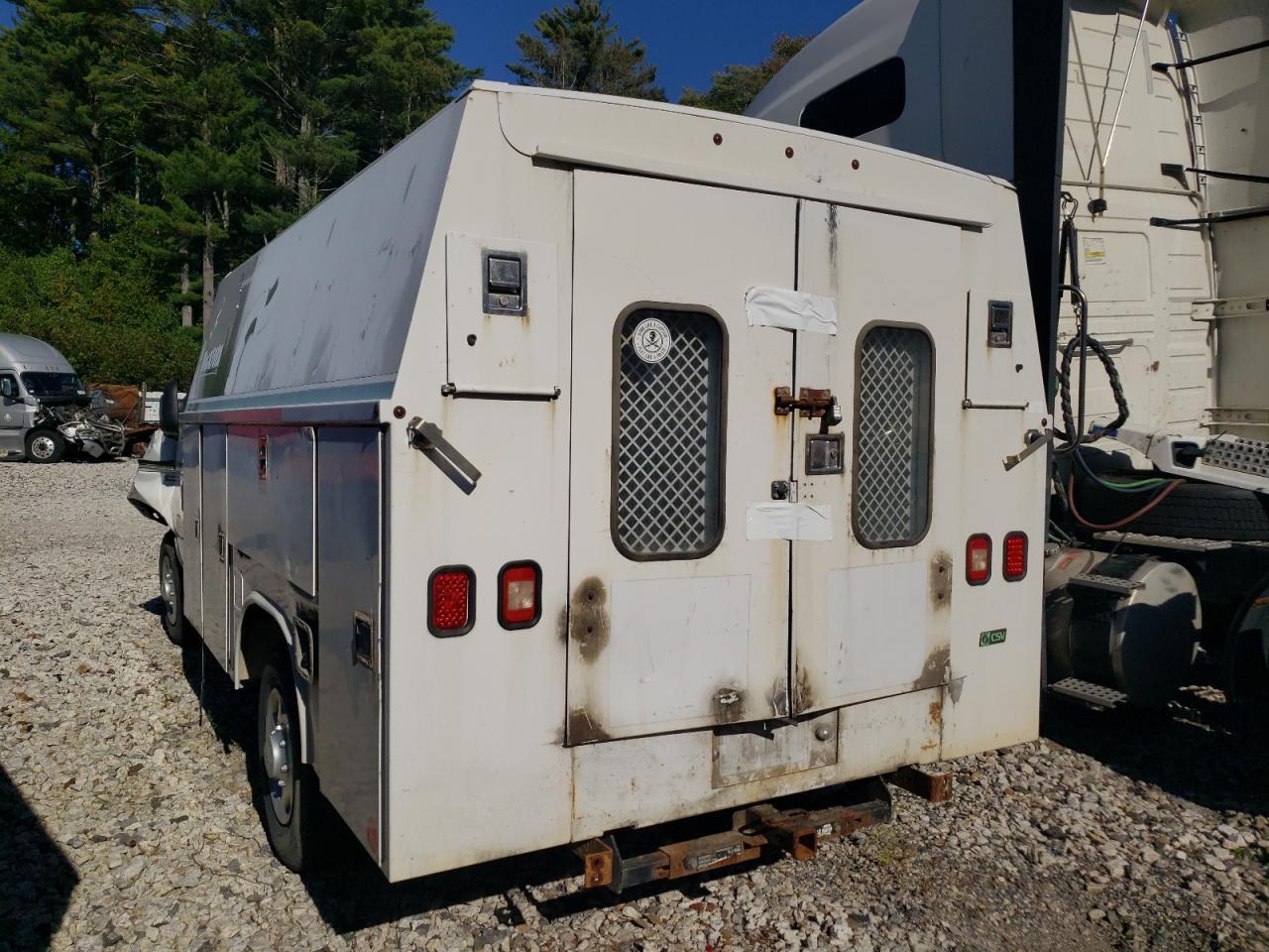 2010 Ford Econoline E350 Super Duty Cutaway Van - Image 2