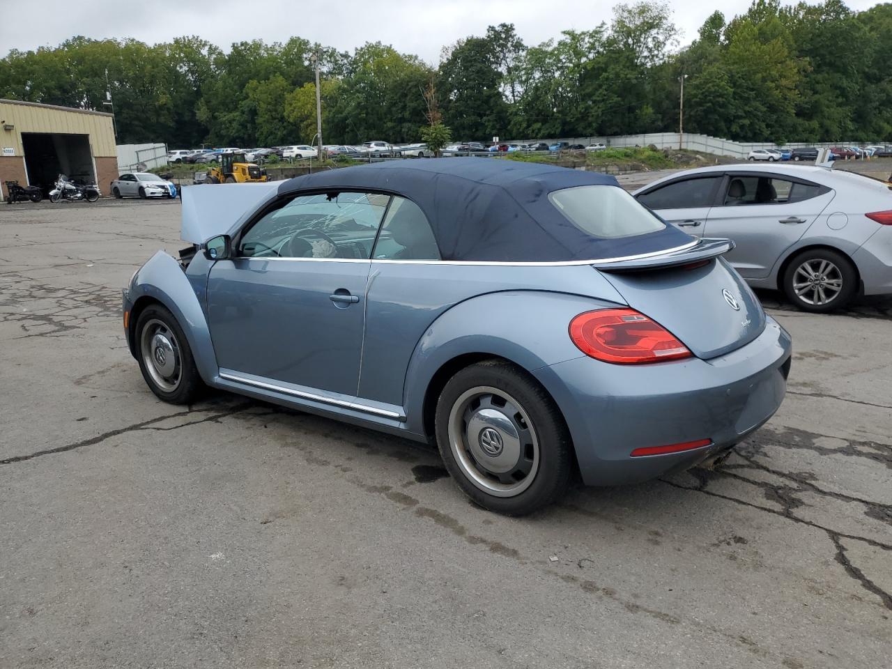 2016 Volkswagen Beetle S/Se - Image 2