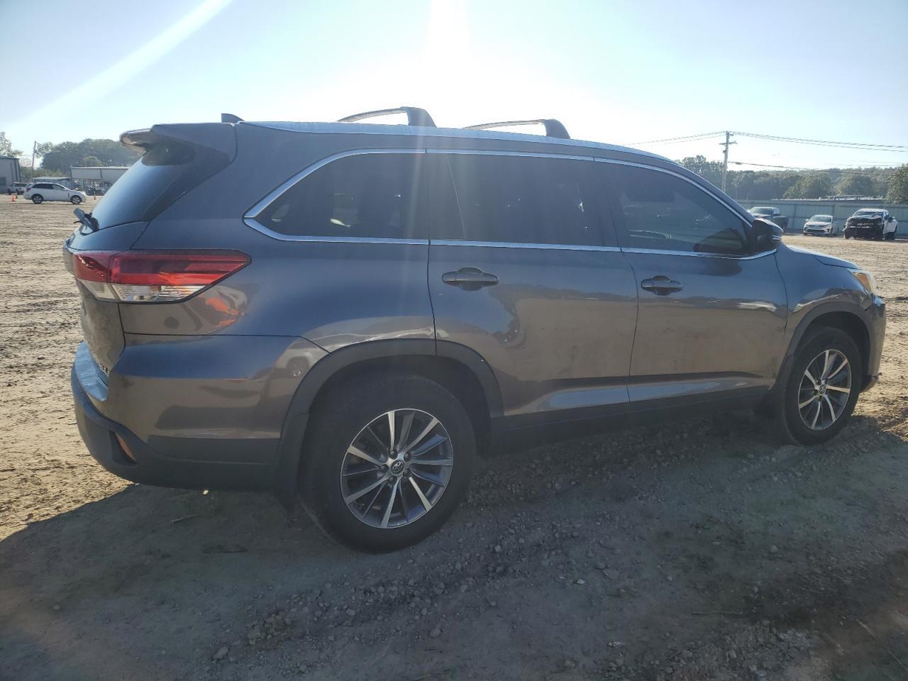 2019 Toyota Highlander Se - Фото 3