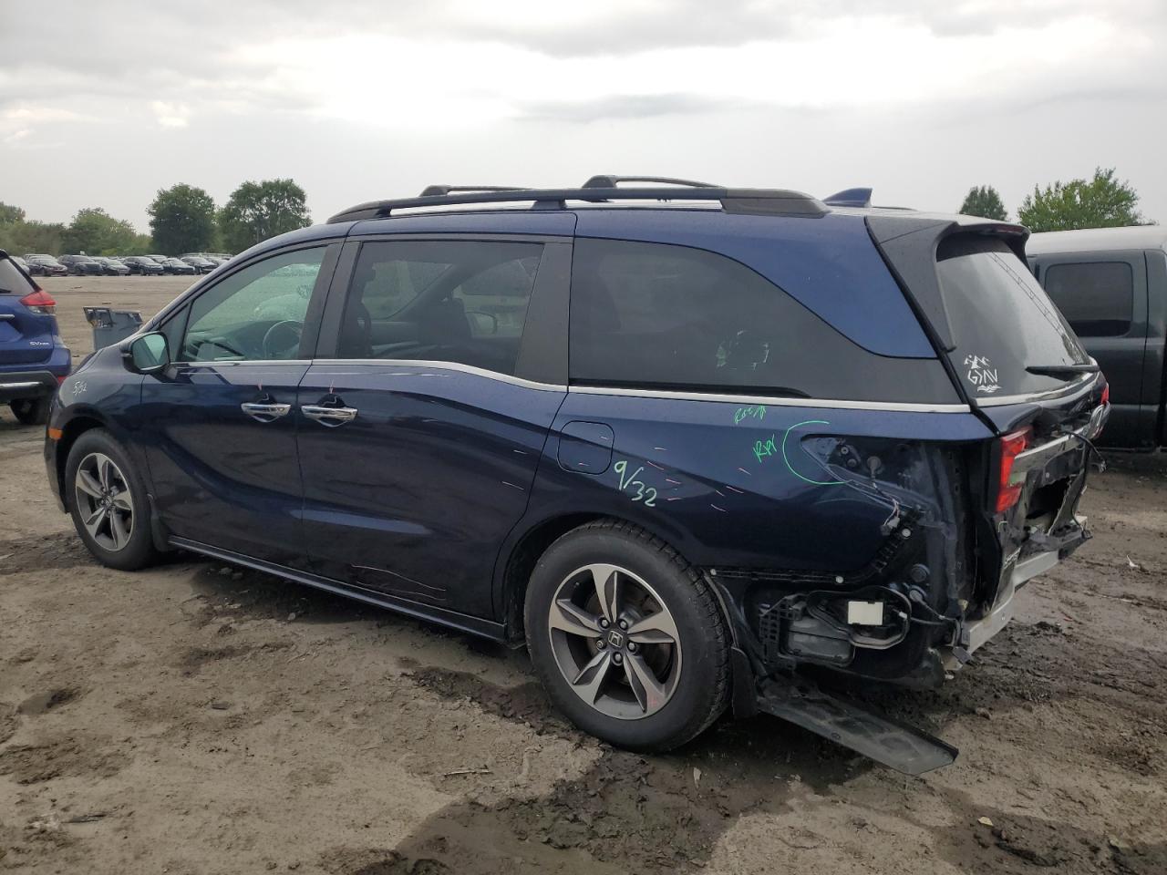 2018 Honda Odyssey Touring - Image 2
