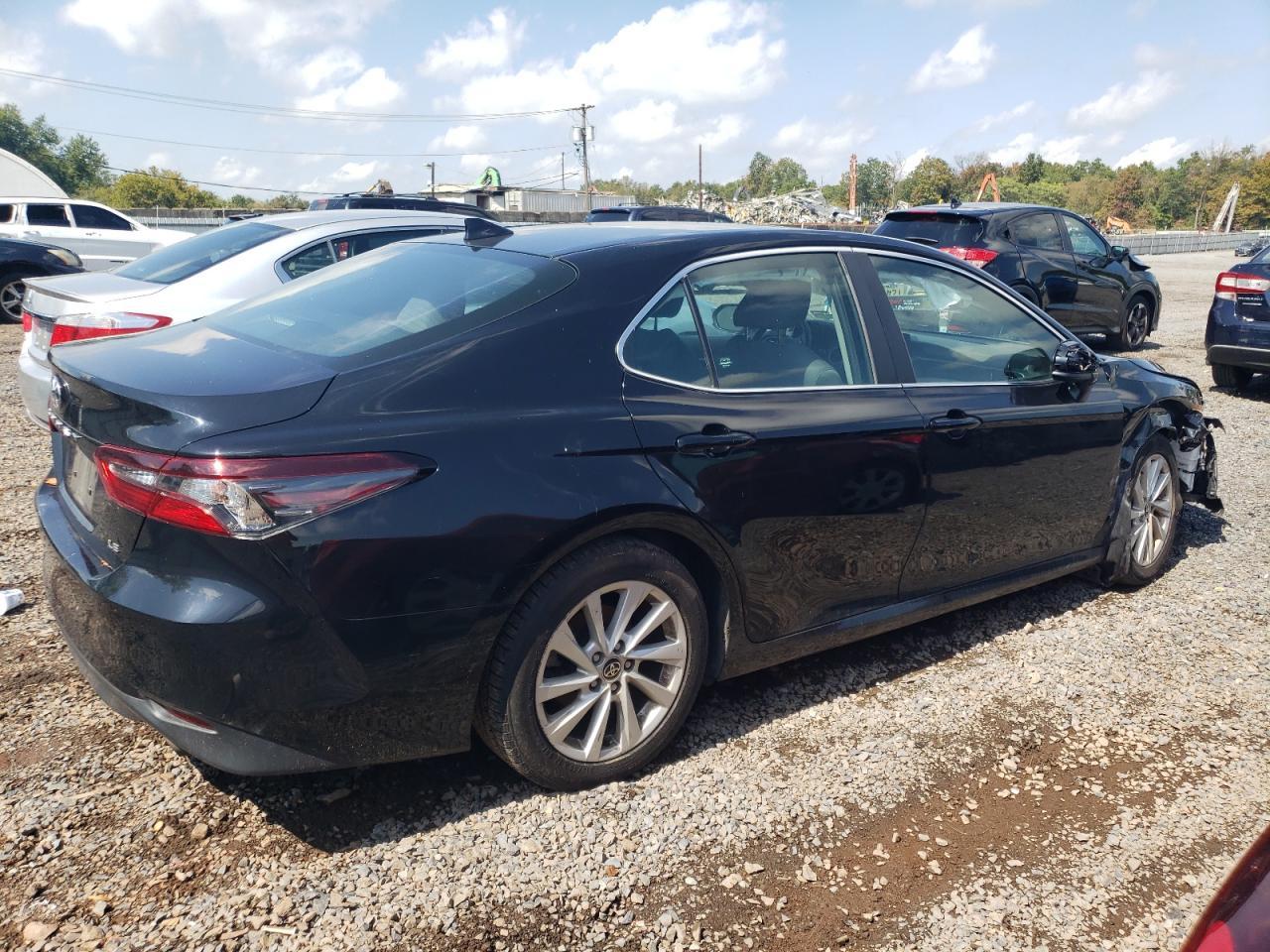 2021 Toyota Camry Le - Фото 3