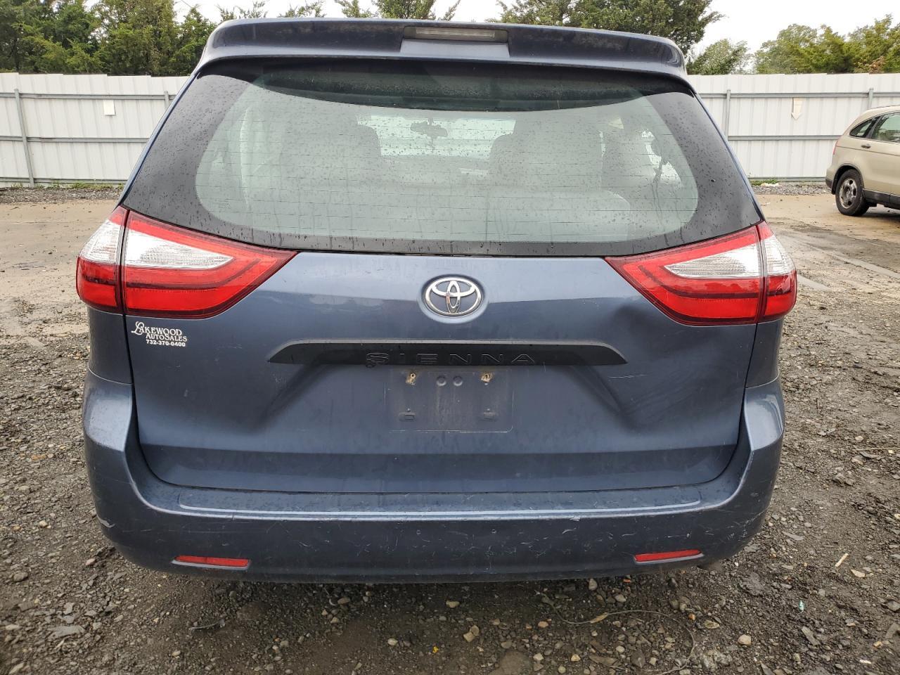 2015 Toyota Sienna - Image 6