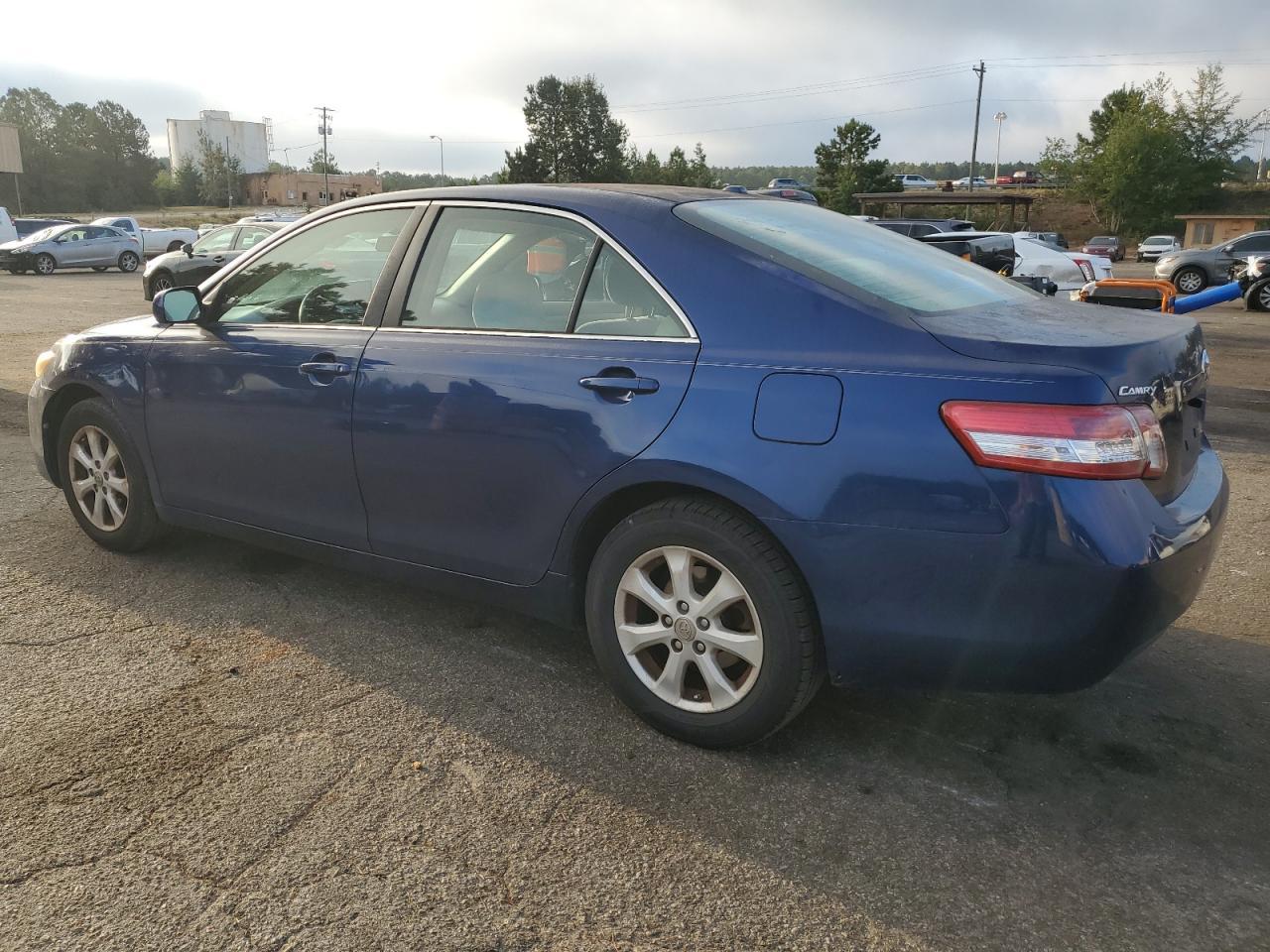 2011 Toyota Camry Base - Фото 2
