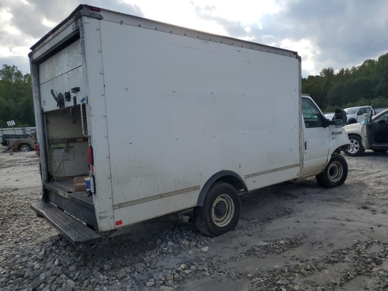 2014 Ford Econoline E350 Super Duty Cutaway Van - Фото 3