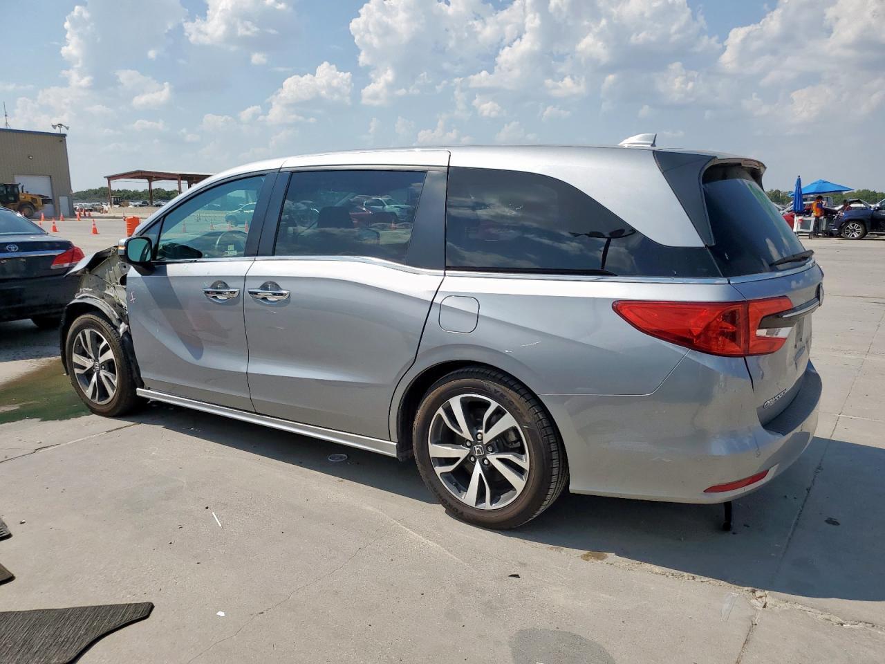2021 Honda Odyssey Touring - Image 2