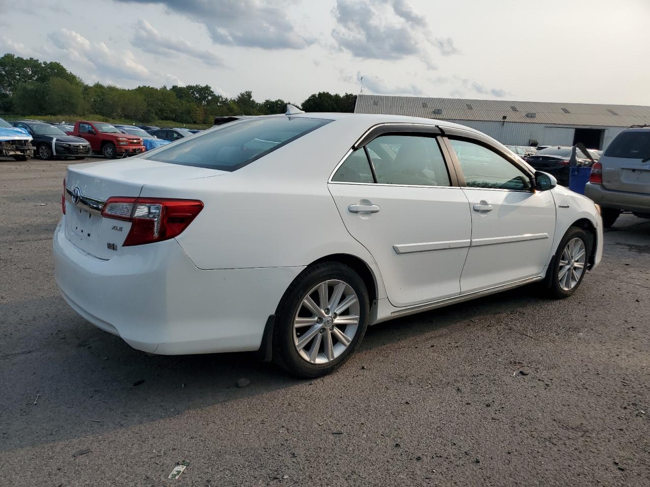 2014 Toyota Camry Hybrid - Image 3