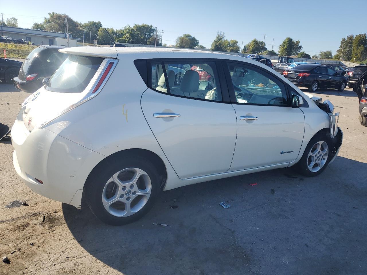2015 Nissan Leaf S - Image 3
