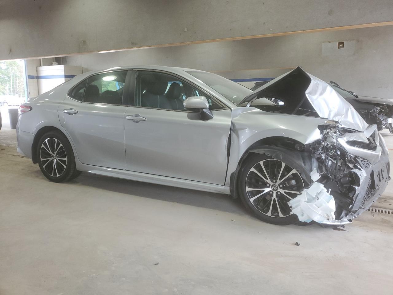 2020 Toyota Camry Se - Фото 4