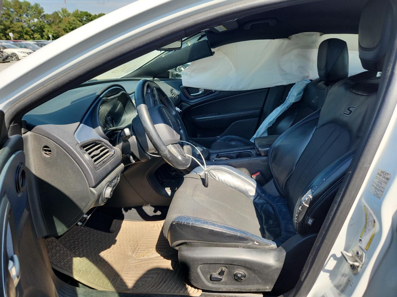 2015 Chrysler 200 S - Image 7