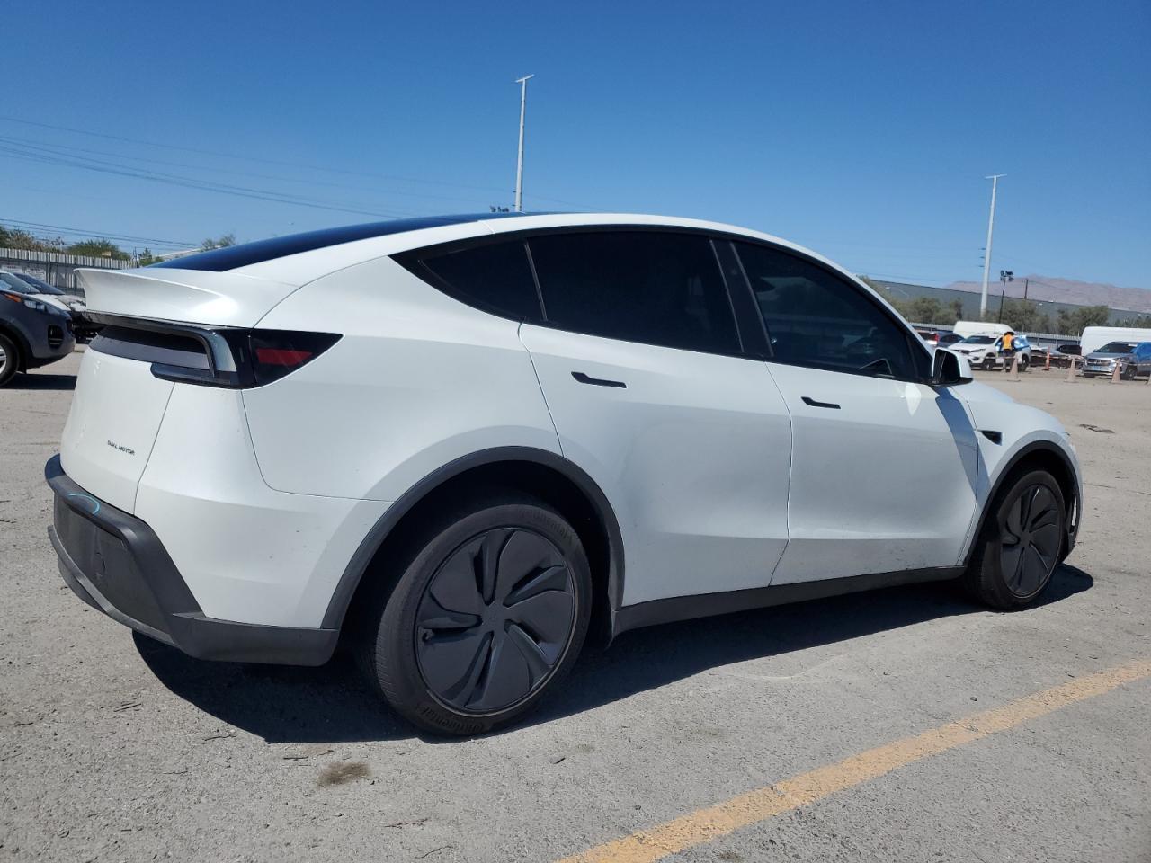 2026 Tesla Model Y - Фото 3