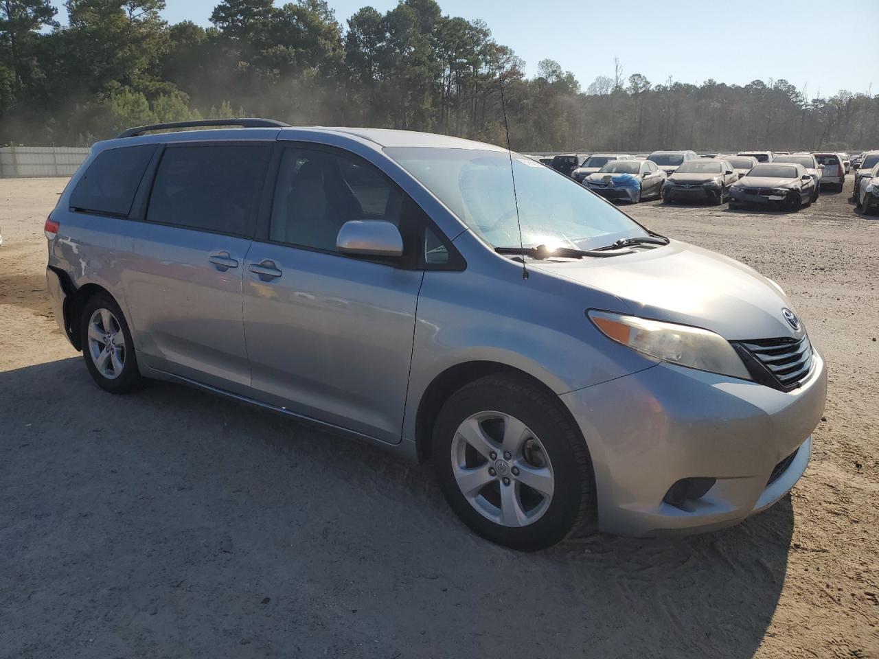 2012 Toyota Sienna Le - Image 4