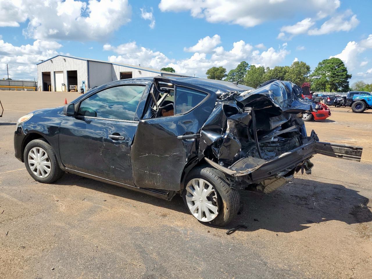 2015 Nissan Versa S - Фото 2