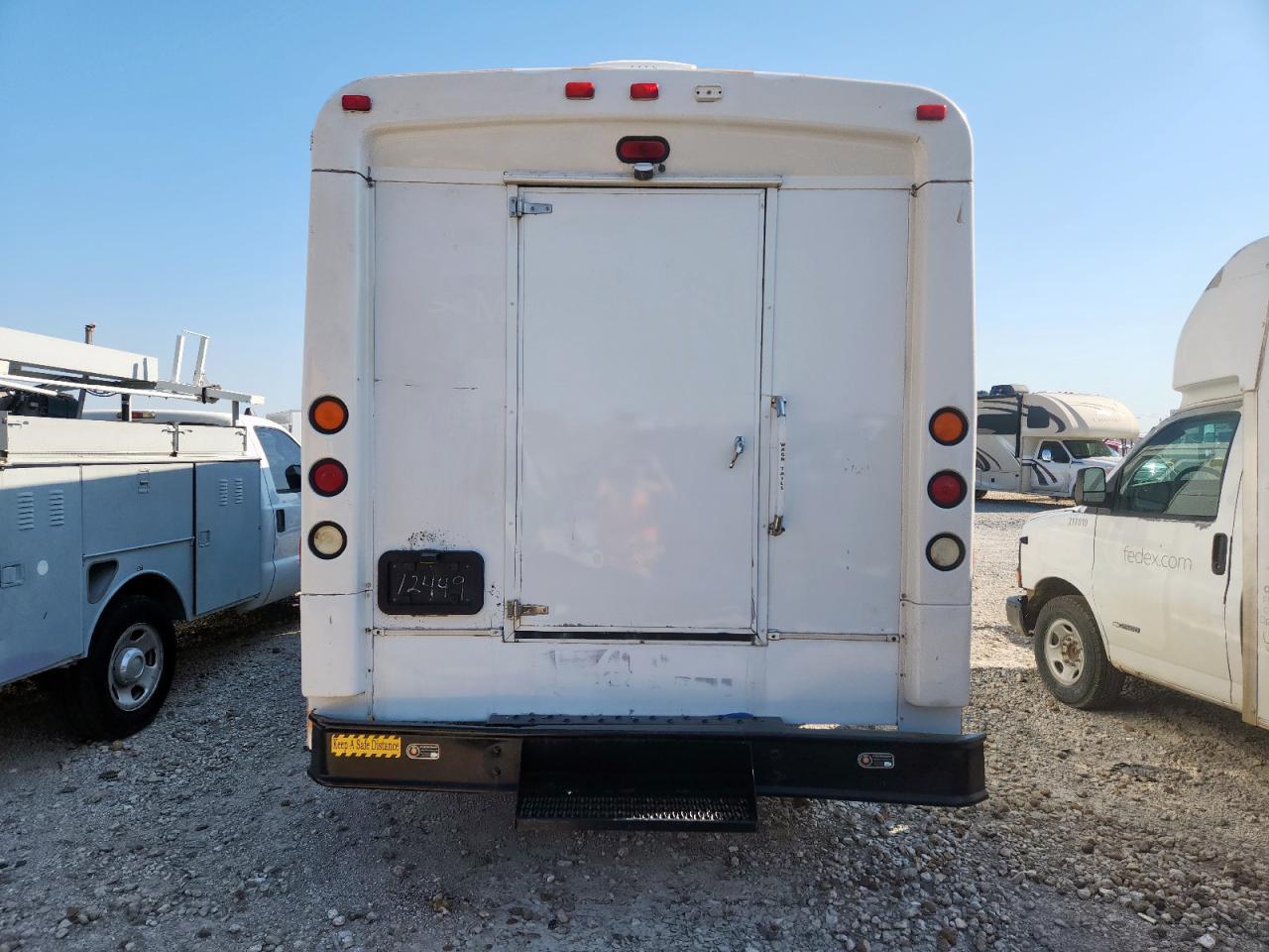 2011 Ford Econoline E450 Super Duty Cutaway Van - Фото 6