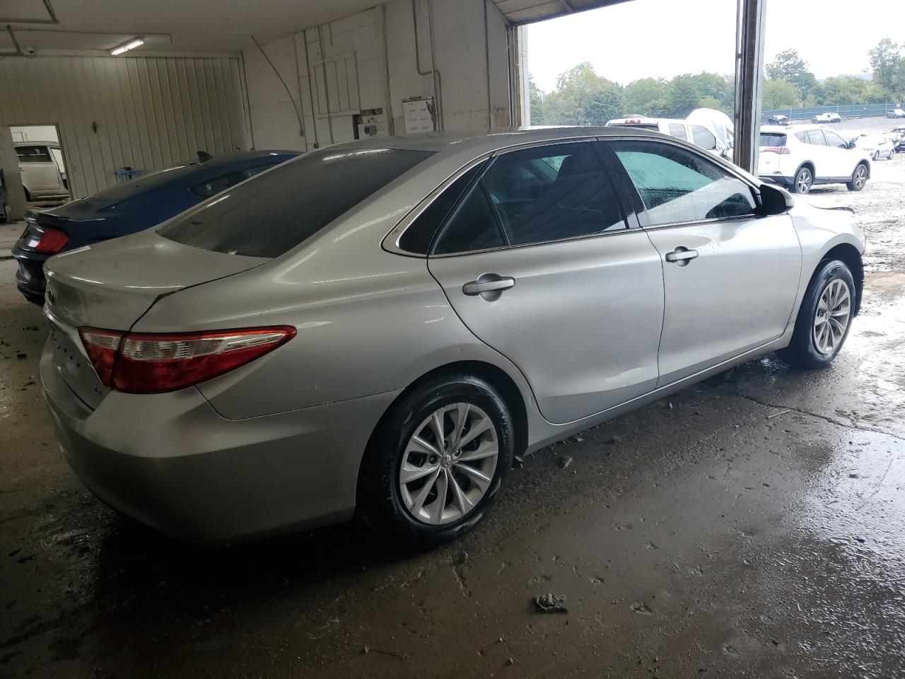 2015 Toyota Camry Le - Фото 3