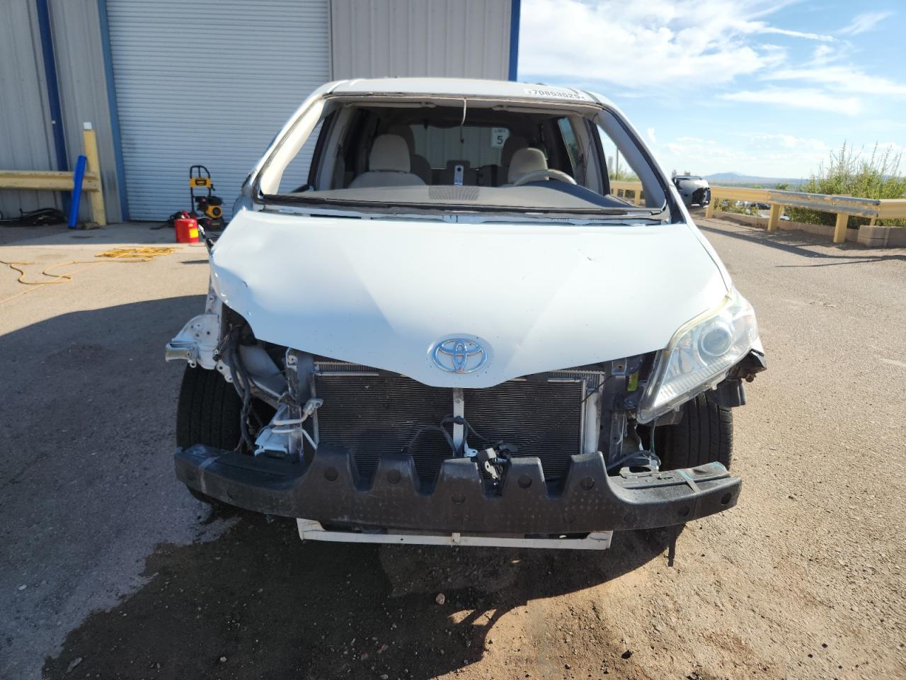 2014 Toyota Sienna Le - Image 5