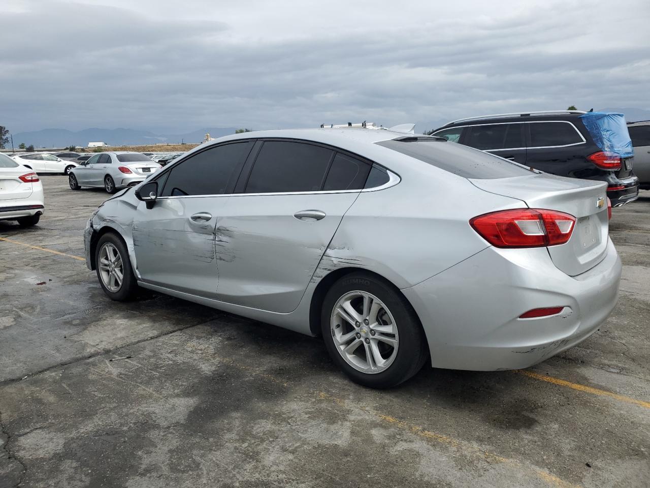 2018 Chevrolet Cruze Lt - Image 2