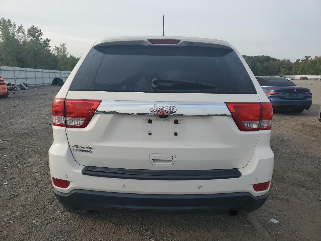 2011 Jeep Grand Cherokee Laredo - Image 6