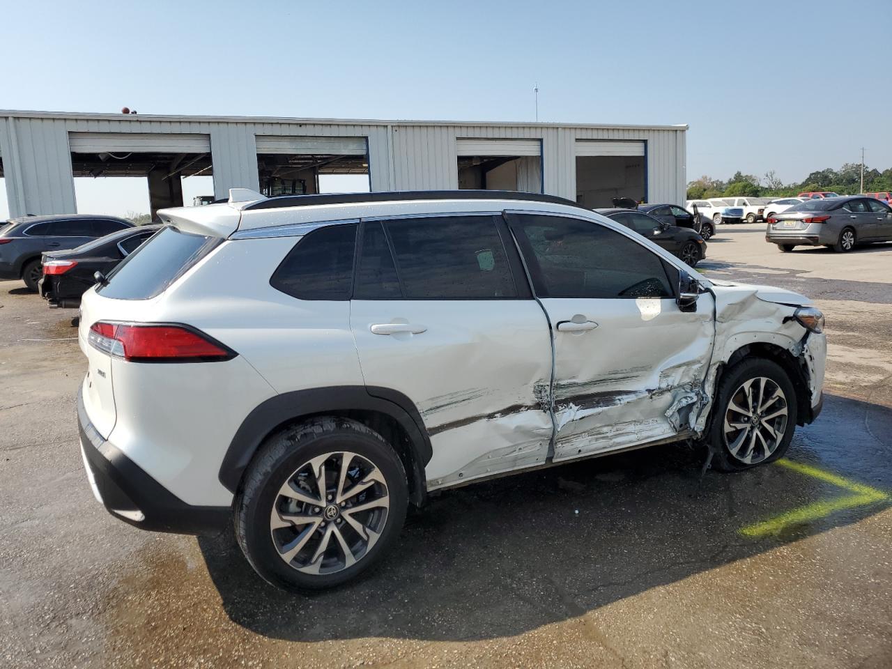 2023 Toyota Corolla Cross Xle - Image 3