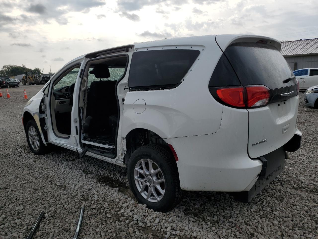 2022 Chrysler Voyager Lx - Фото 2