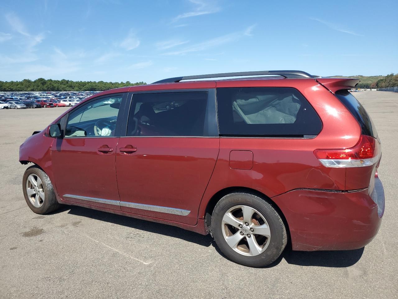 2014 Toyota Sienna Le - Фото 2