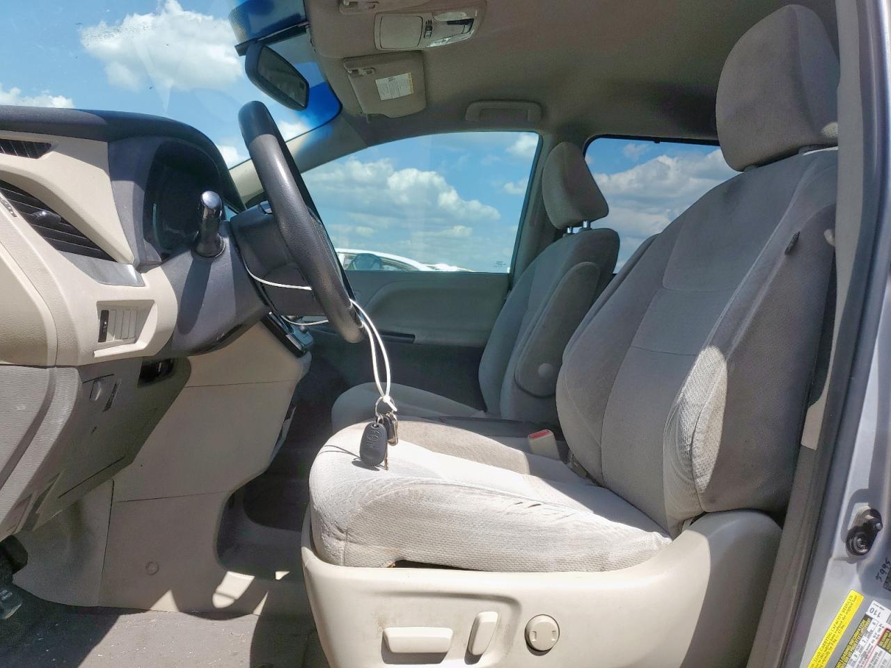 2015 Toyota Sienna Le - Image 7