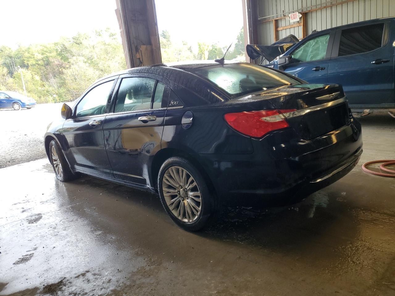 2013 Chrysler 200 - Image 2