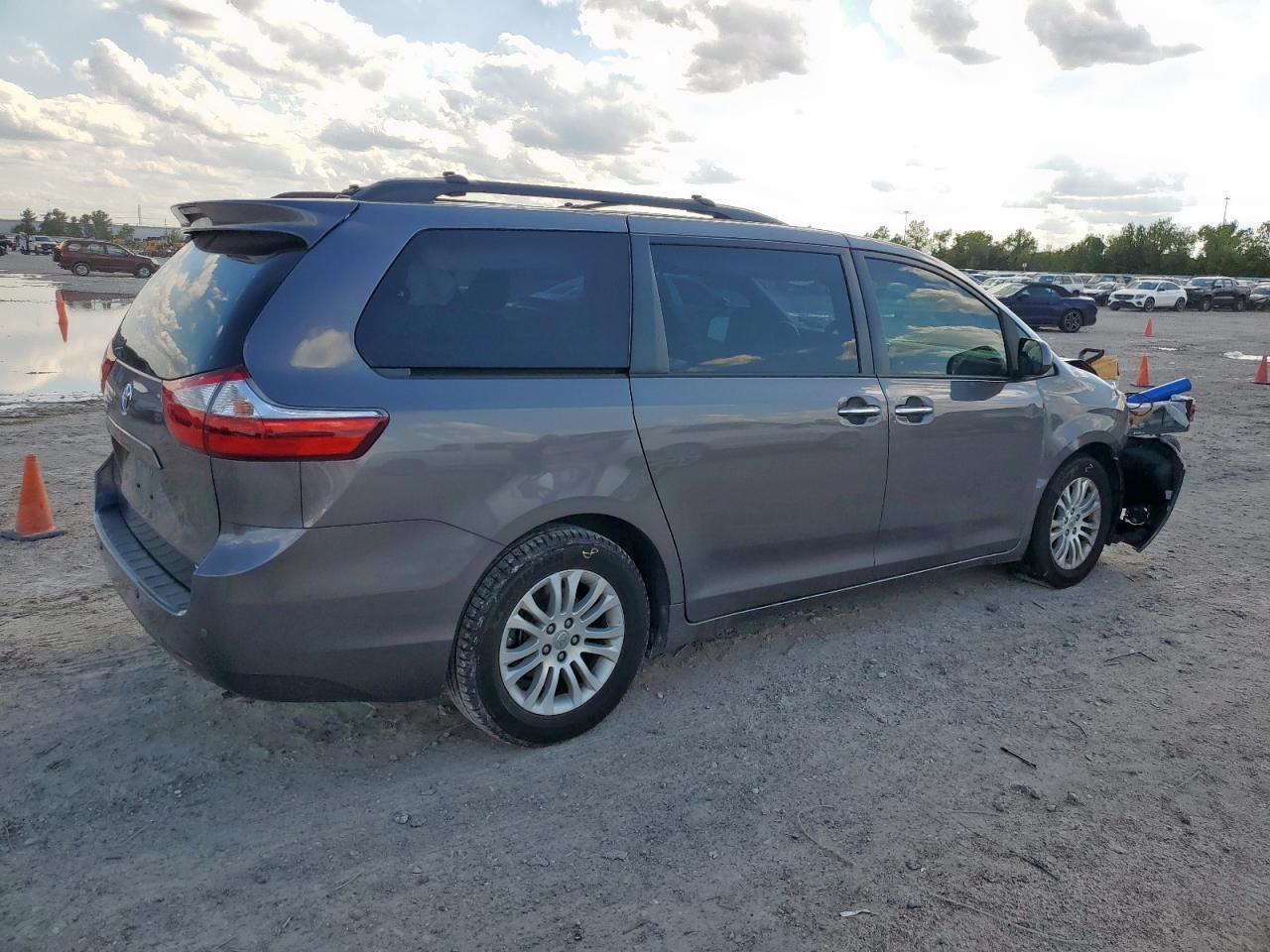 2017 Toyota Sienna Xle - Image 3