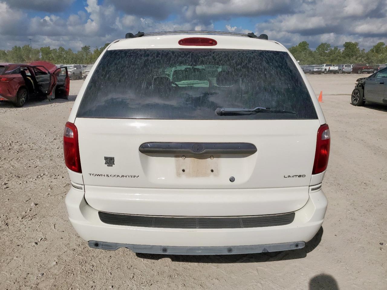 2006 Chrysler Town & Country Limited - Image 6